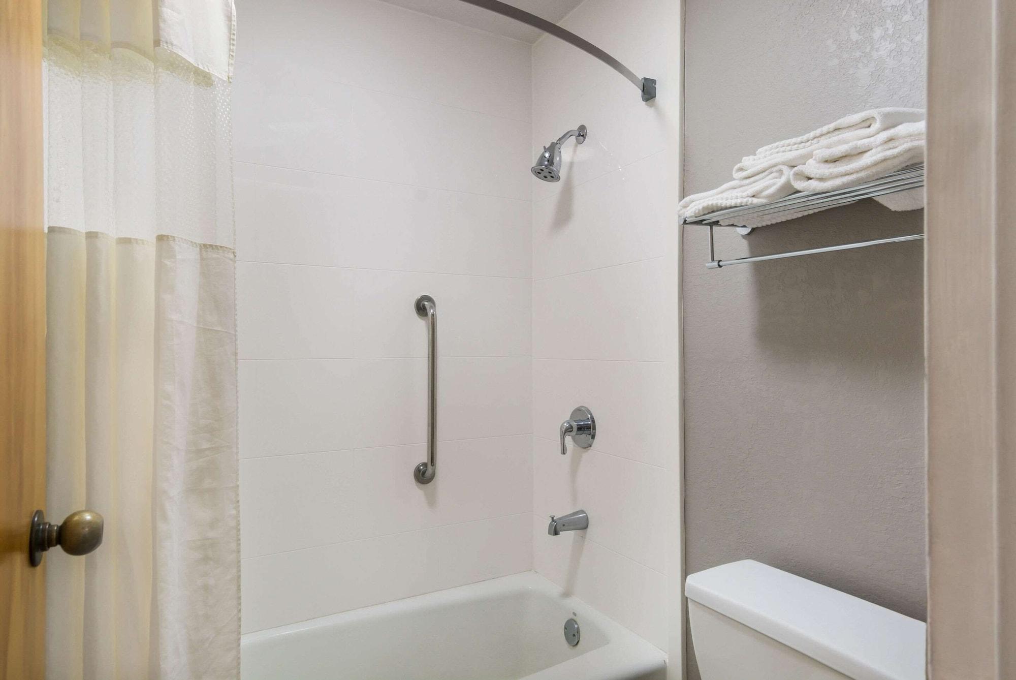 Quality Inn Emporia Eksteriør bilde